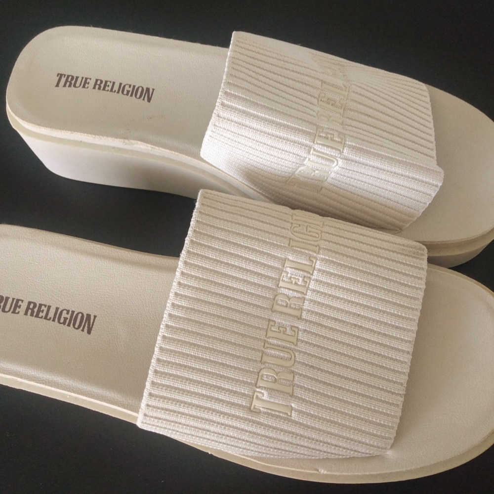 True Religion Cream Sandals with Ribbed Strap Size 9